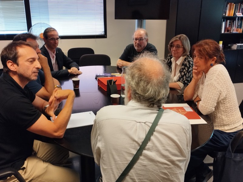 El professor Allen Báteman presentant el model reduït