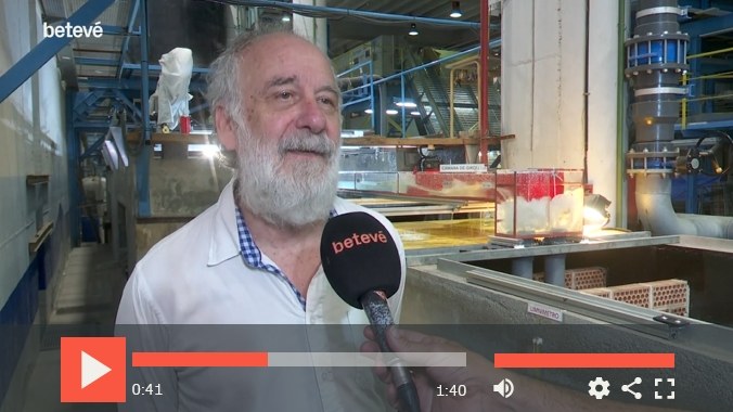El professor Allen Bateman explicant el projecte a la UPC