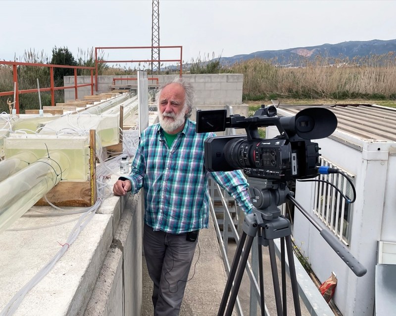 El professor Allen Bateman amb el model reduït Vila i Vilà, a la Agròpolis de la UPC