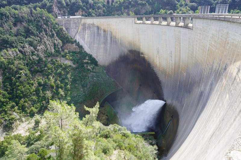Vista general de la presa del pantà de Susqueda